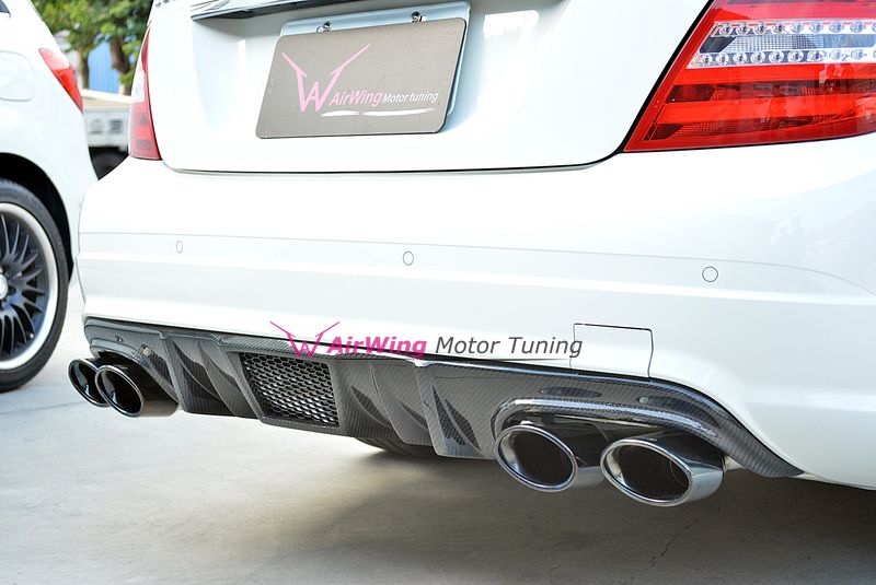 W204 C63 (2007-2011) – AirWing Vented style Carbon Rear Diffuser 2