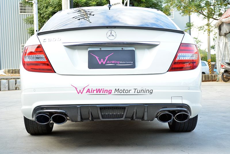 W204 C63 (2007-2011) – AirWing Vented style Carbon Rear Diffuser 1